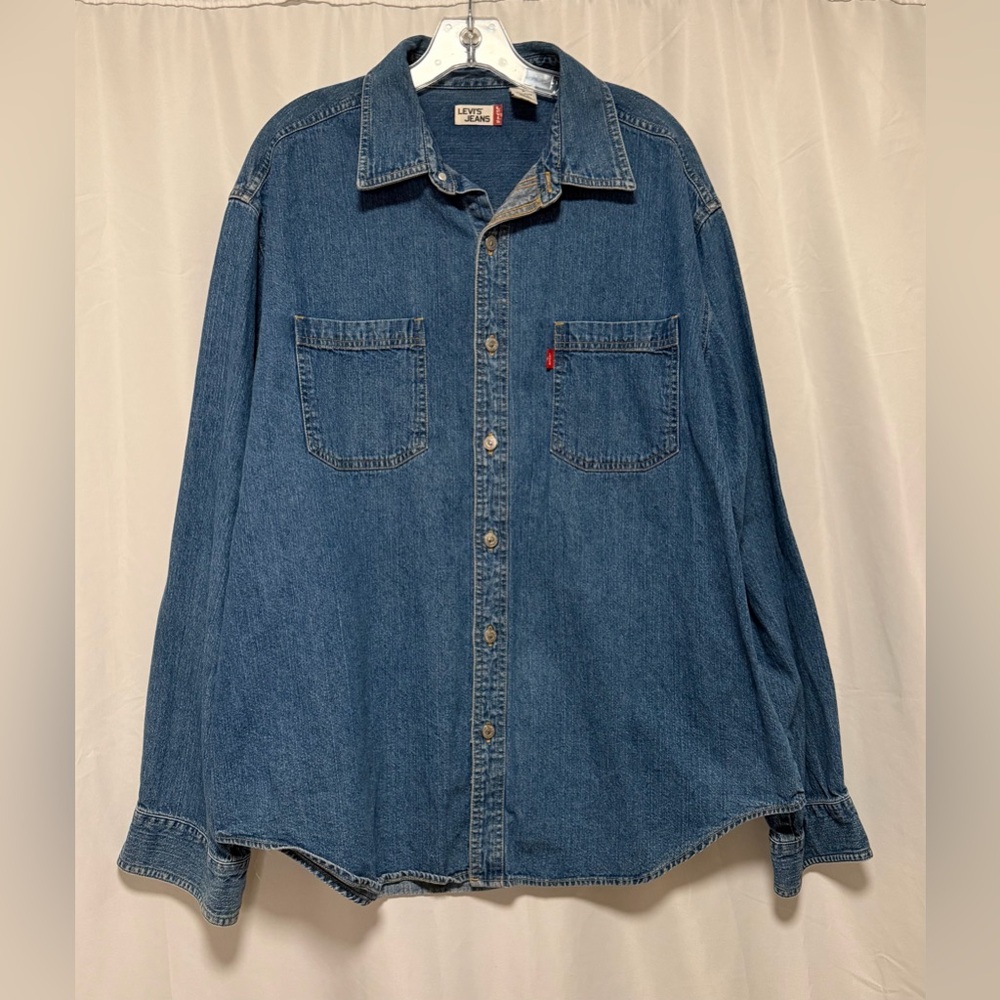 Men’s Levi’s Jeans Casual Button-Up Shirt Early 2000s Retro Classic Style